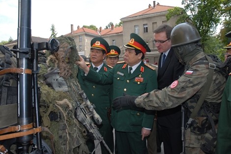 Le ministre de la défense Phùng Quang Thanh achève sa visite en Pologne - ảnh 1